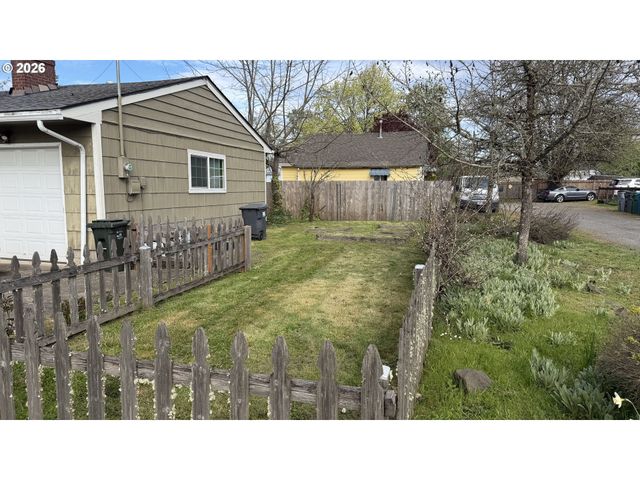 1935 MCKINLEY St, Eugene, OR 97405