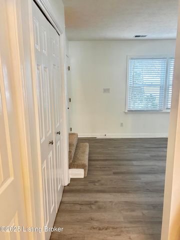 8207 Damascus Cir D1, Louisville, KY 40228