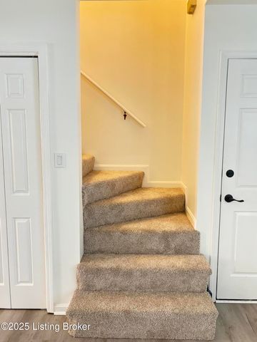 8207 Damascus Cir D1, Louisville, KY 40228