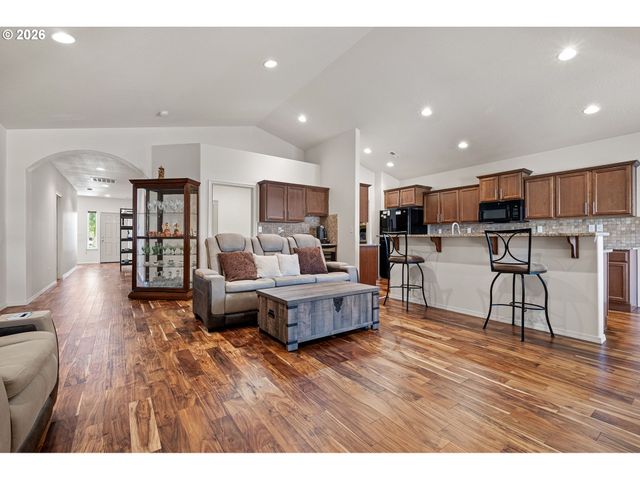 5460 PINEHURST St, Springfield, OR 97478