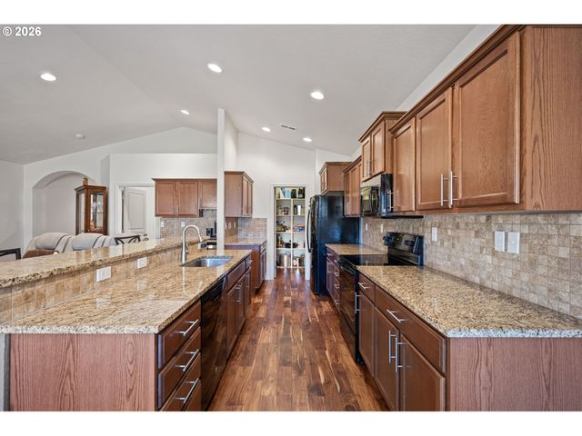 5460 PINEHURST St, Springfield, OR 97478