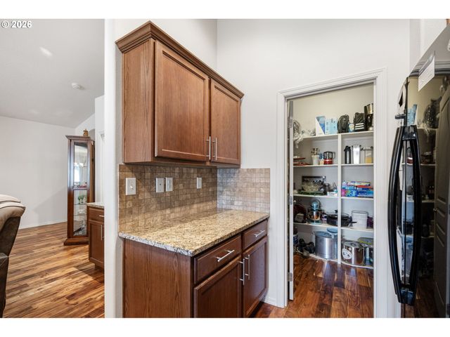5460 PINEHURST St, Springfield, OR 97478