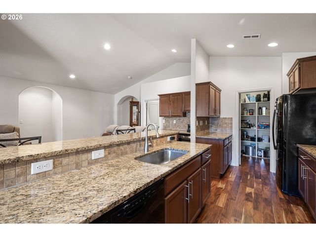 5460 PINEHURST St, Springfield, OR 97478