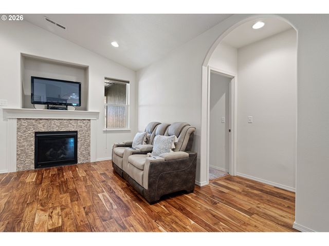 5460 PINEHURST St, Springfield, OR 97478