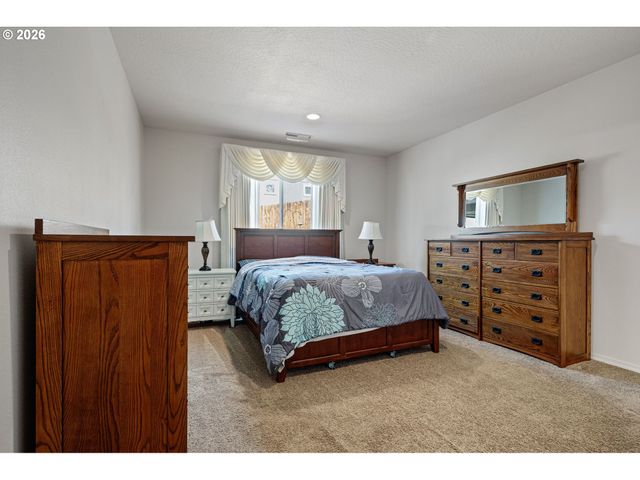 5460 PINEHURST St, Springfield, OR 97478