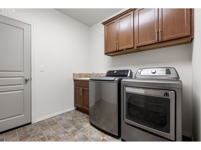 5460 PINEHURST St, Springfield, OR 97478