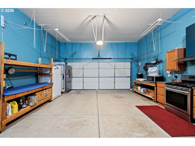 5460 PINEHURST St, Springfield, OR 97478