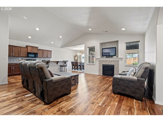 5460 PINEHURST St, Springfield, OR 97478