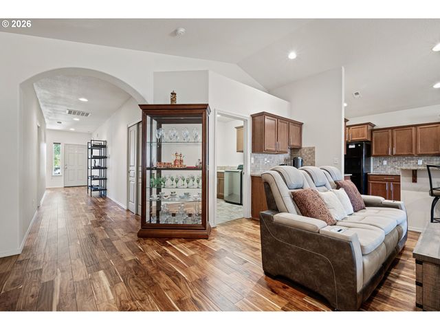 5460 PINEHURST St, Springfield, OR 97478