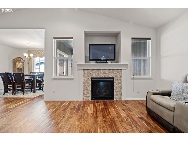 5460 PINEHURST St, Springfield, OR 97478