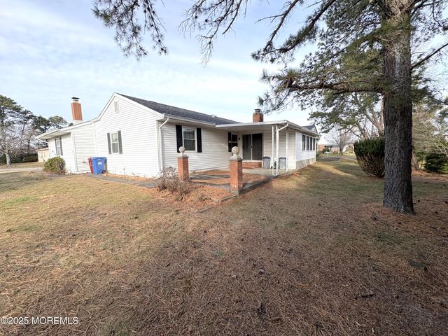 11 Tampa Lane, Toms River, NJ 08757