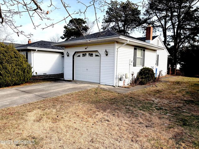 11 Tampa Lane, Toms River, NJ 08757