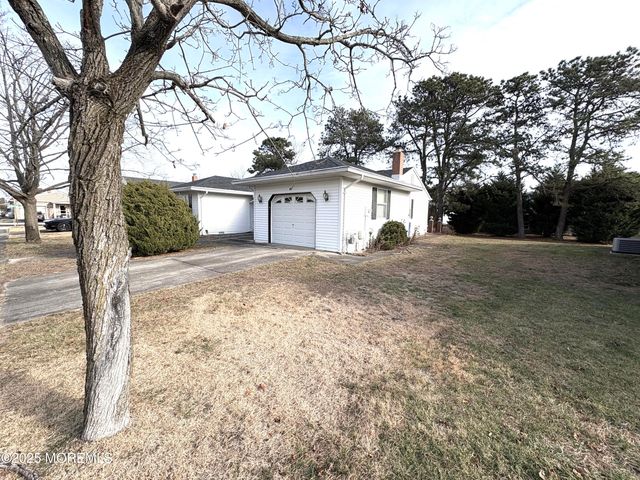 11 Tampa Lane, Toms River, NJ 08757