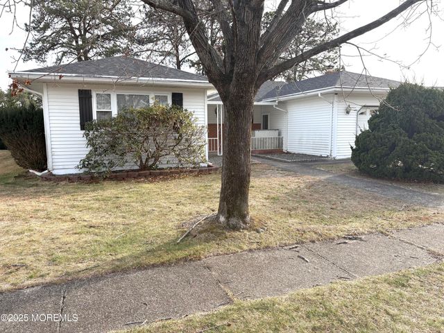 11 Tampa Lane, Toms River, NJ 08757