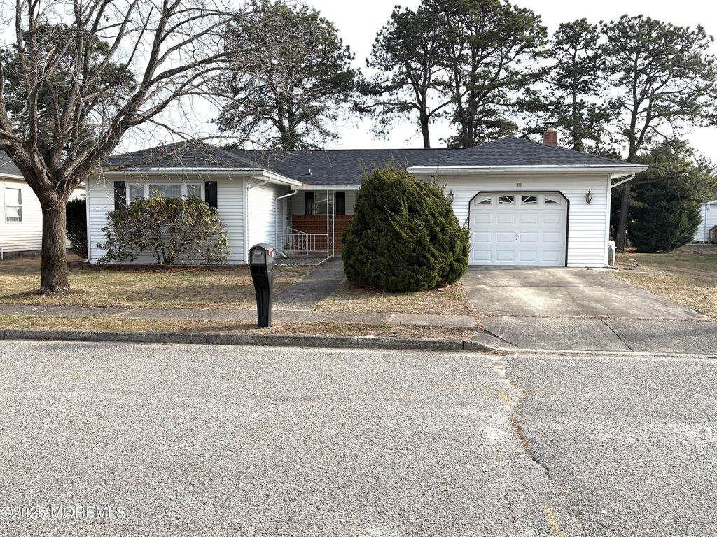 11 Tampa Lane, Toms River, NJ 08757