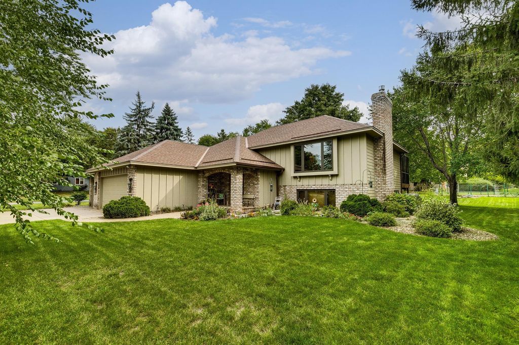 5282 W Lake Beach Court, Shoreview, MN 55126