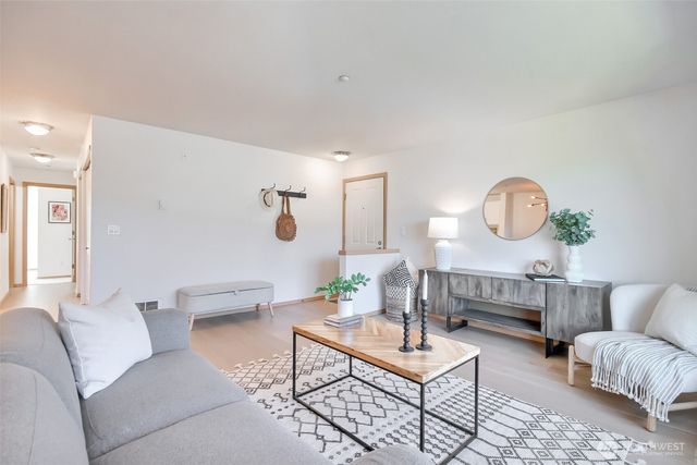 1957 23rd Place NE #203, Issaquah, WA 98029