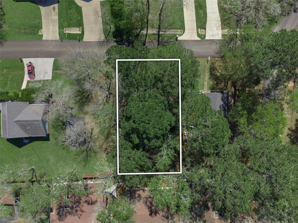 168 Mid Pines Drive, Conroe, TX 77304