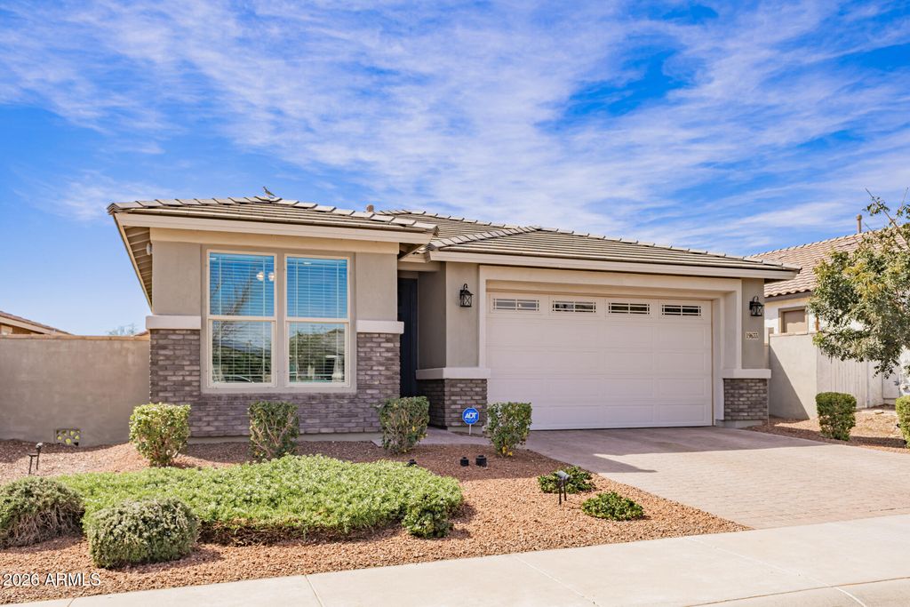 Image 3 of property listing at 19633 W MONTECITO Avenue, Litchfield Park, AZ 85340