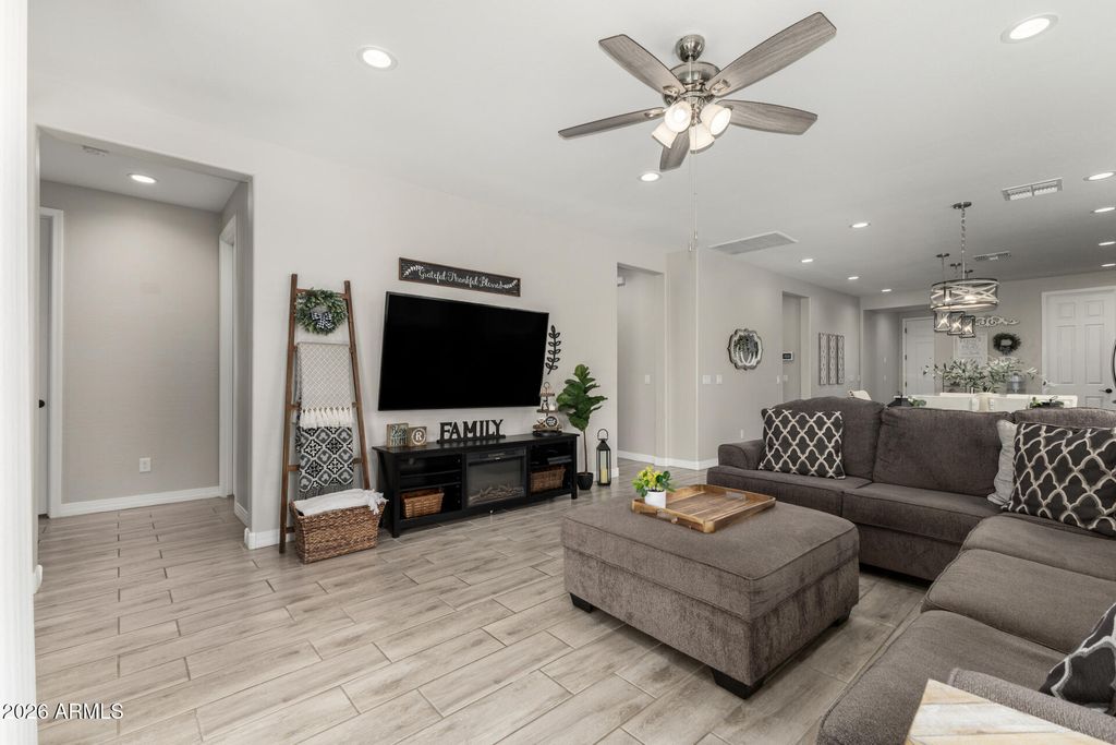 Image 5 of property listing at 19633 W MONTECITO Avenue, Litchfield Park, AZ 85340
