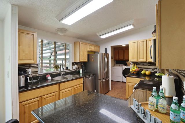 901 Quail Oaks Rd, Valley Springs, CA 95252