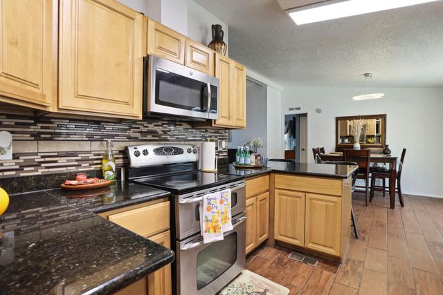 901 Quail Oaks Rd, Valley Springs, CA 95252