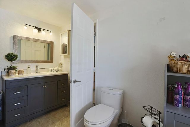 901 Quail Oaks Rd, Valley Springs, CA 95252