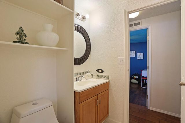901 Quail Oaks Rd, Valley Springs, CA 95252