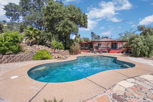 901 Quail Oaks Rd, Valley Springs, CA 95252