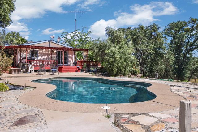 901 Quail Oaks Rd, Valley Springs, CA 95252
