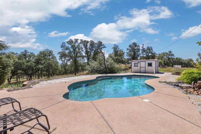 901 Quail Oaks Rd, Valley Springs, CA 95252