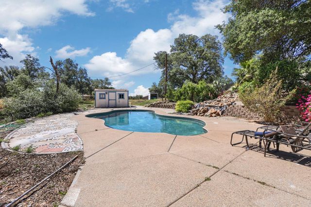 901 Quail Oaks Rd, Valley Springs, CA 95252
