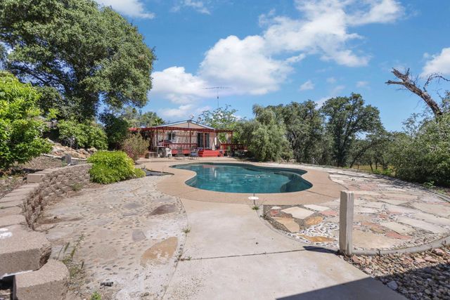 901 Quail Oaks Rd, Valley Springs, CA 95252