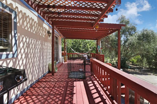 901 Quail Oaks Rd, Valley Springs, CA 95252