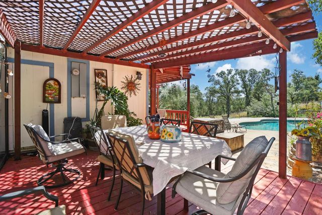 901 Quail Oaks Rd, Valley Springs, CA 95252