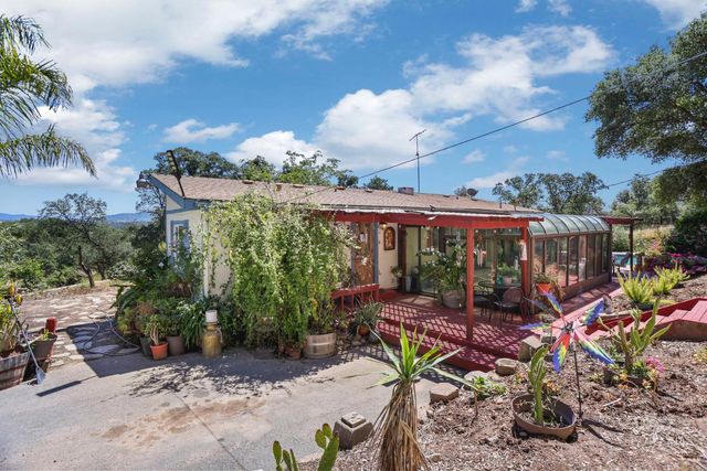901 Quail Oaks Rd, Valley Springs, CA 95252