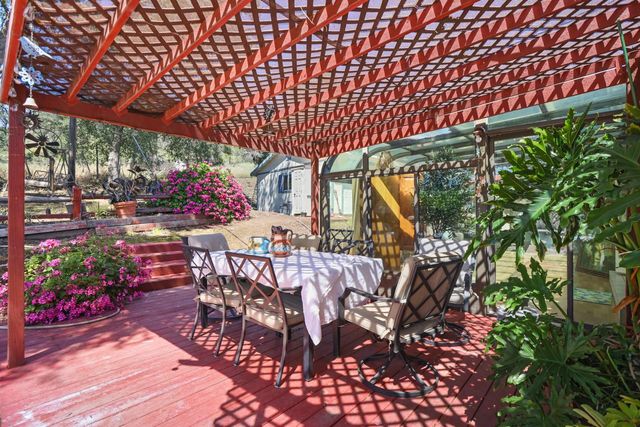 901 Quail Oaks Rd, Valley Springs, CA 95252