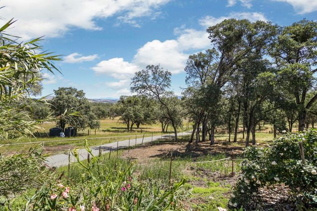 901 Quail Oaks Rd, Valley Springs, CA 95252