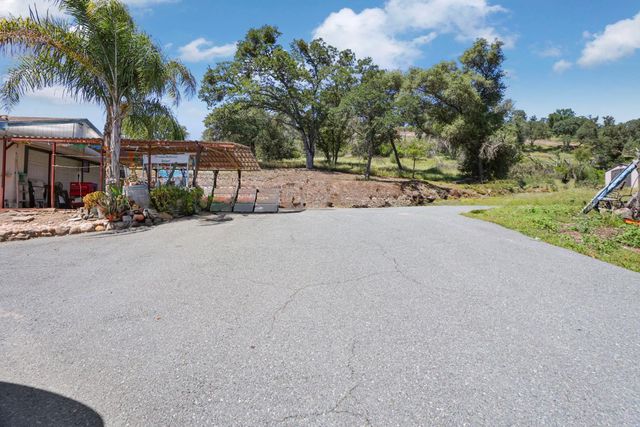 901 Quail Oaks Rd, Valley Springs, CA 95252