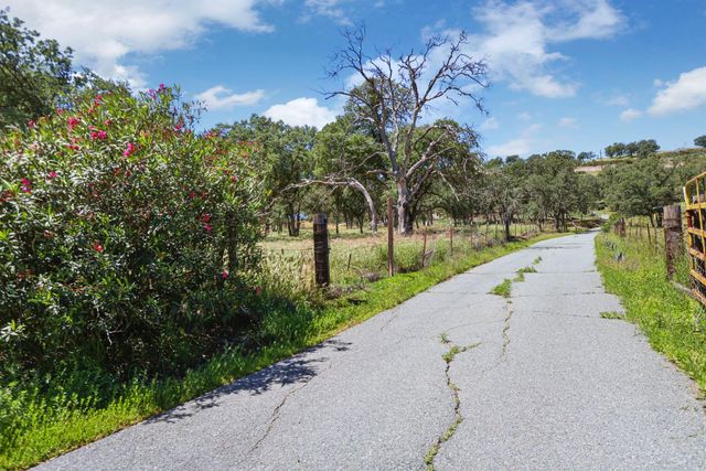 901 Quail Oaks Rd, Valley Springs, CA 95252