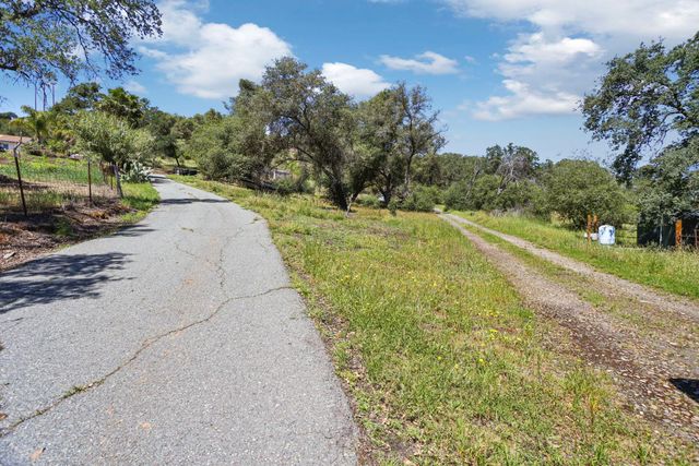 901 Quail Oaks Rd, Valley Springs, CA 95252
