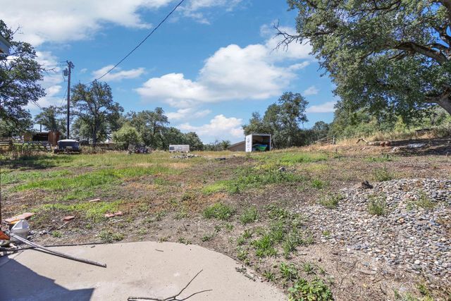 901 Quail Oaks Rd, Valley Springs, CA 95252