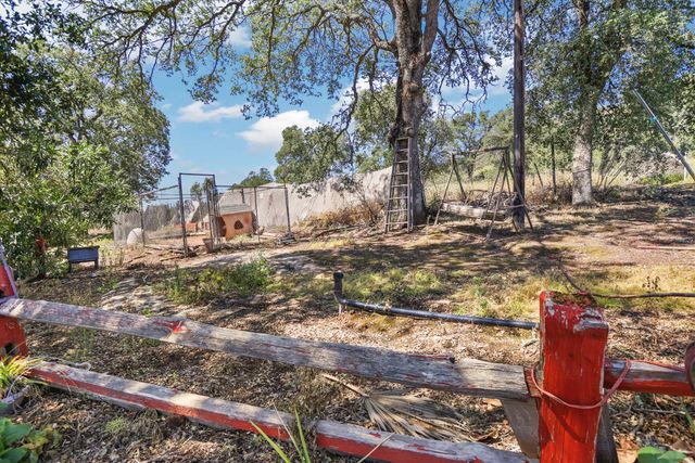 901 Quail Oaks Rd, Valley Springs, CA 95252