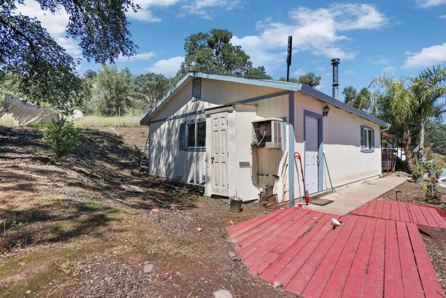 901 Quail Oaks Rd, Valley Springs, CA 95252
