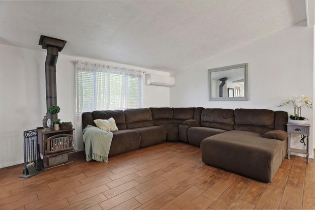 901 Quail Oaks Rd, Valley Springs, CA 95252