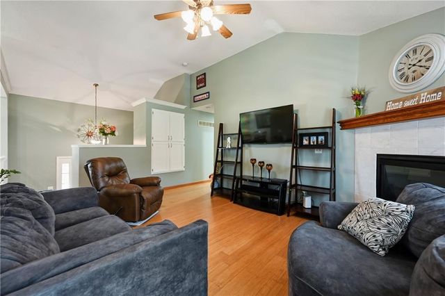 887 Glengera Street, Peculiar, MO 64078