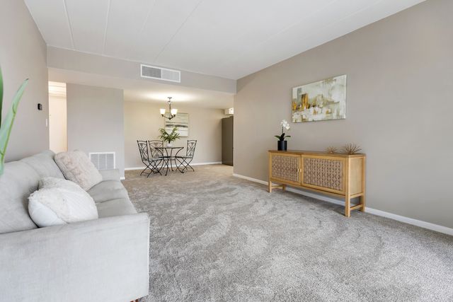 2900 Maple Avenue 17E, Downers Grove, IL 60515