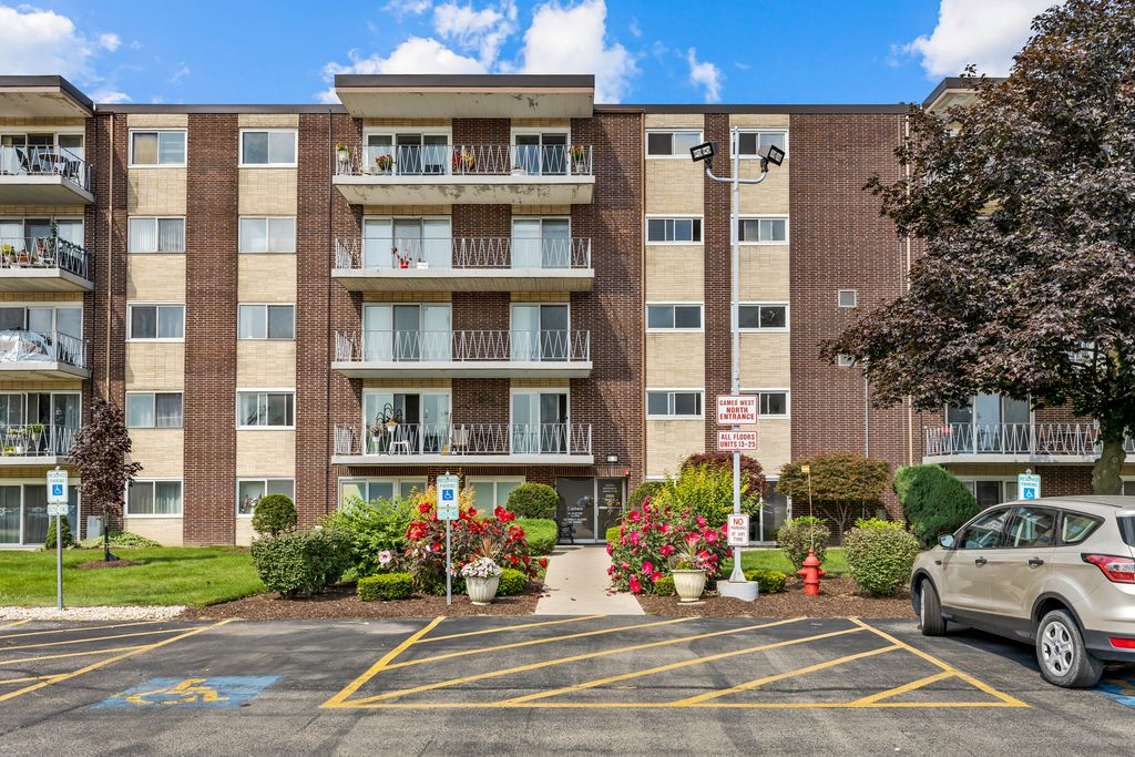 2900 Maple Avenue 17E, Downers Grove, IL 60515
