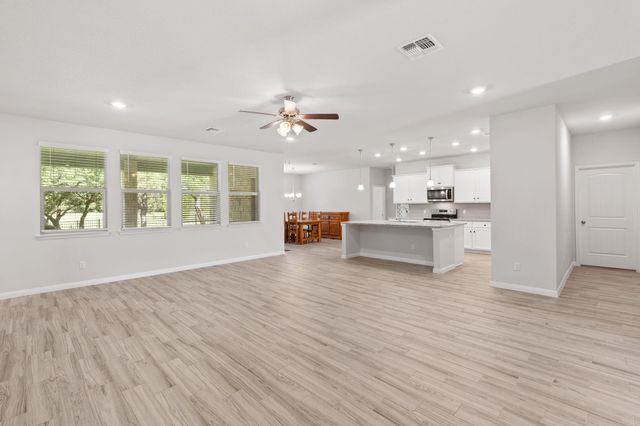 127 Tom Kite DR, Burnet, TX 78611