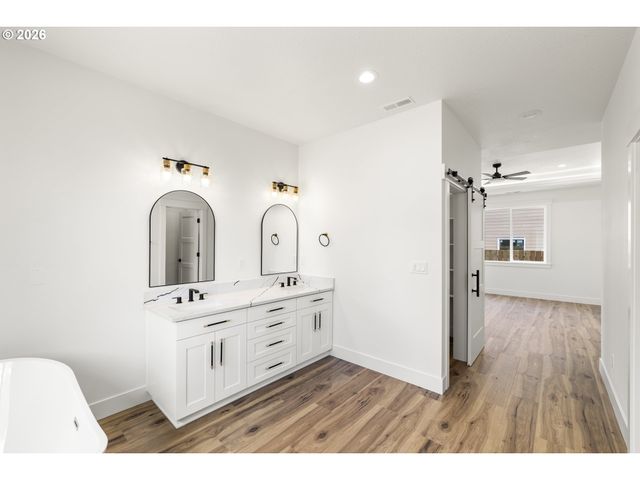 1271 brown, Woodburn, OR 97071